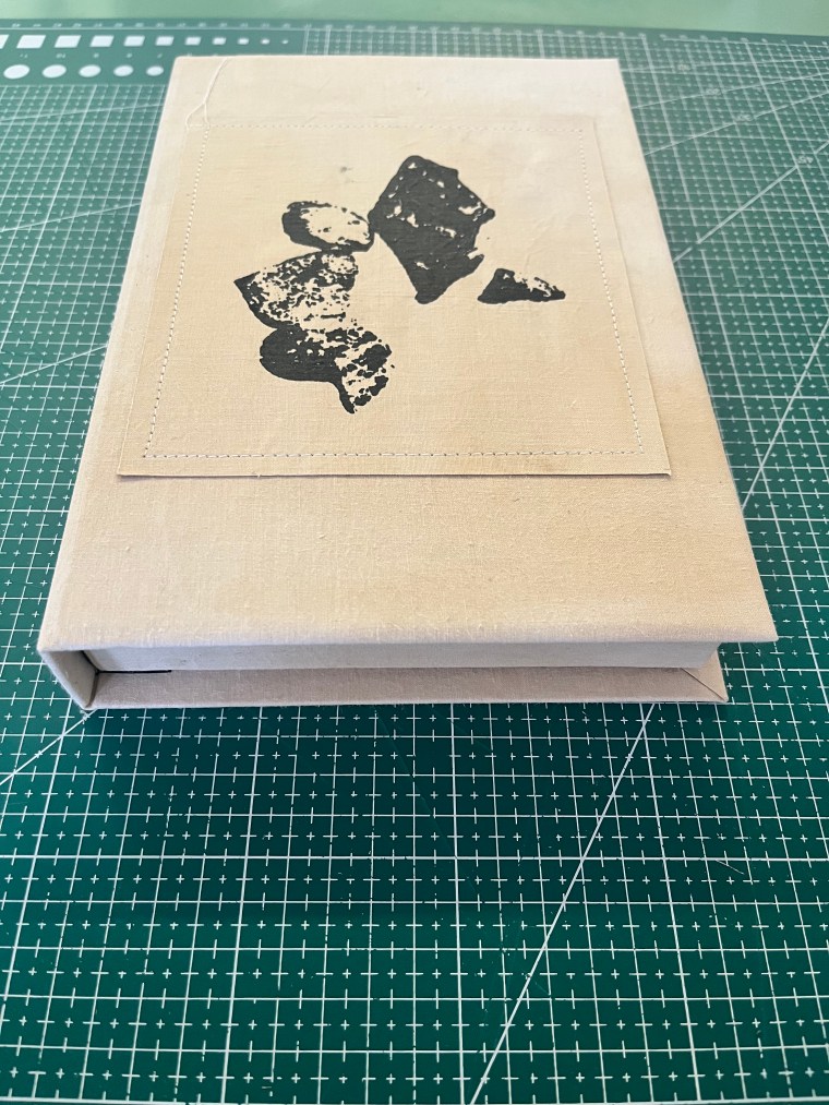 Estuche de doble bandeja para conservar manuscríto.